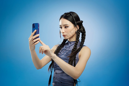 手机炫酷使用新款手机的美女背景