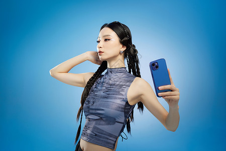 手机炫酷使用新款手机的酷女孩背景