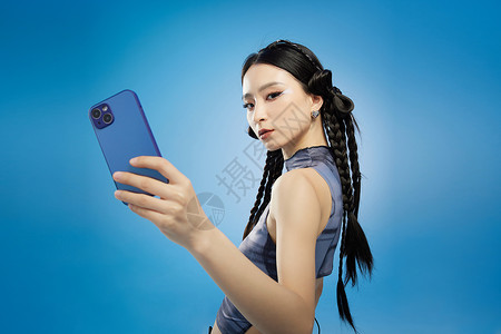 手机炫酷展示新款手机的美女背景