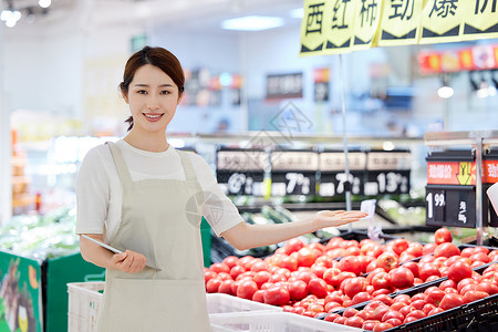 超市女蔬菜区女导购员介绍产品背景