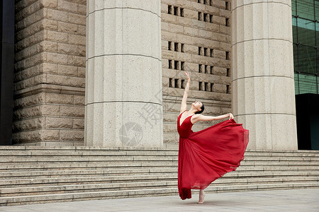 犹如红色精灵般的舞者现代舞高清图片素材