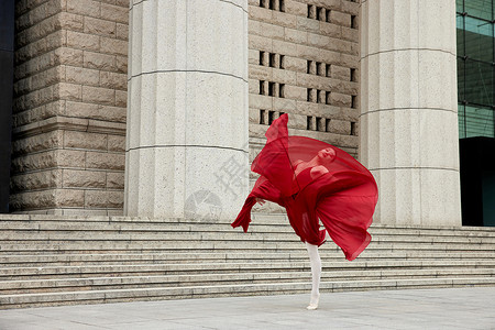 犹如红色精灵般的舞者芭蕾舞高清图片素材