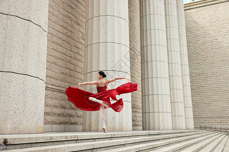 城市中的红裙舞者图片