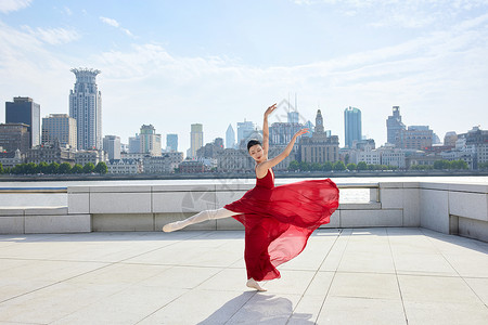 拥有高超舞技的红裙舞者城市高清图片素材