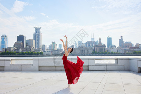 上海建筑群前舞蹈的美女技巧高清图片素材