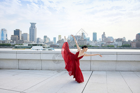 随风摆动的红裙现代舞者高清图片