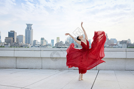 翩翩起舞的现代舞者图片