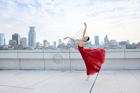 随风摆动的红裙舞者美丽高清图片素材
