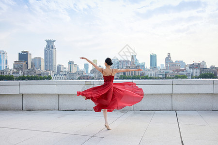 大都市里舞蹈的红裙女子背影动人高清图片素材