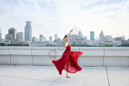 平台上舞蹈的红裙女子现代舞高清图片素材