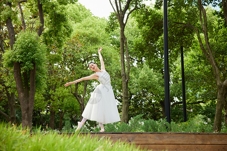 芭蕾女公园中翩翩起舞的女舞者背景
