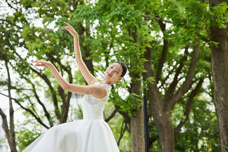 女子舞蹈森林中舞蹈的白裙女子背景