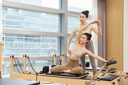 两位运动女性进行普拉提锻炼背景图片
