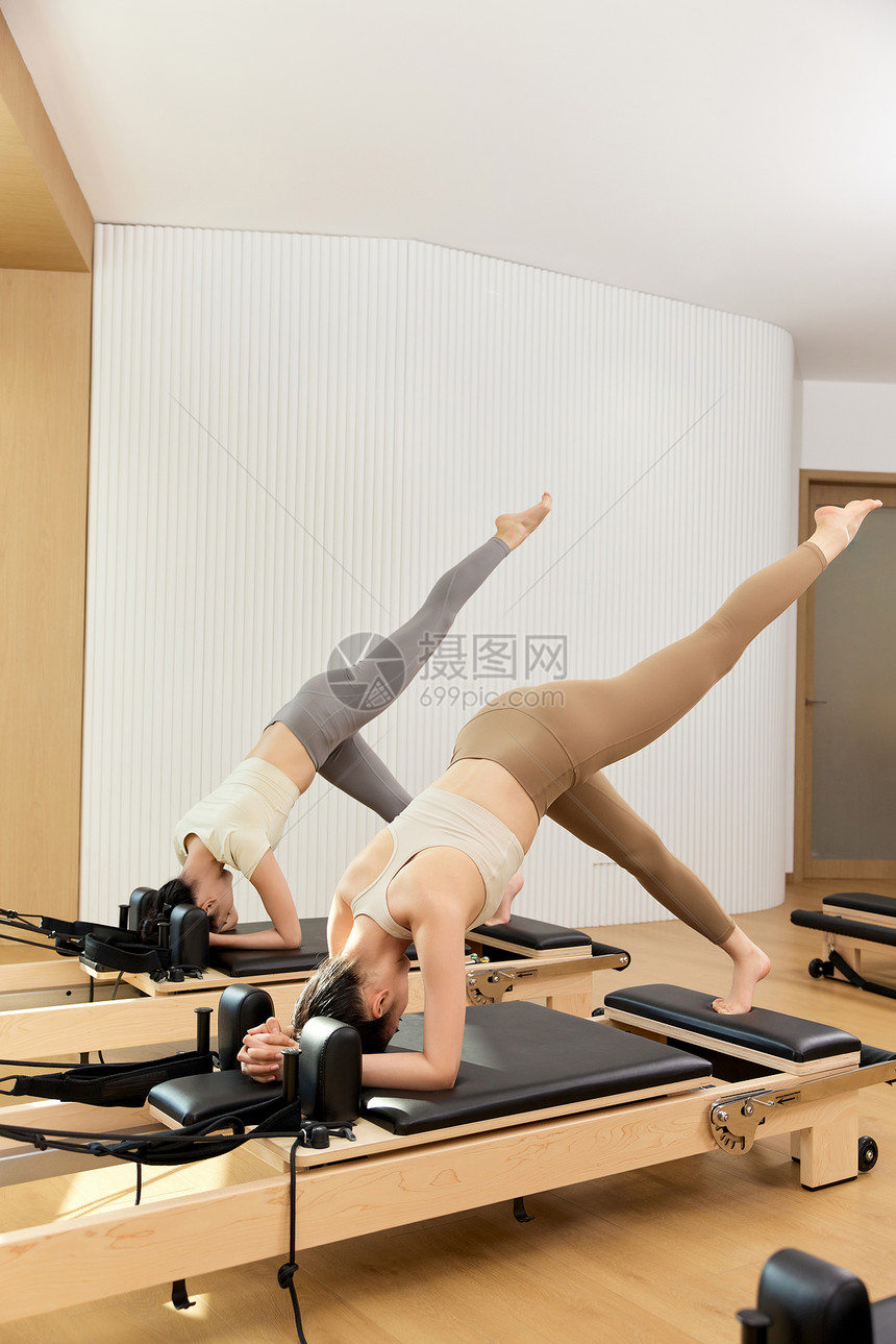 两个女生普拉提核心床锻炼图片