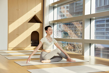 静心练习瑜伽的女性背景图片