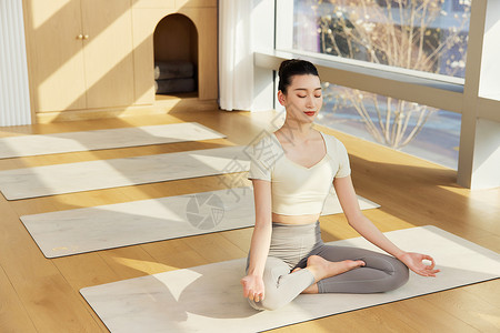 静坐的女生练习瑜伽的女性静坐背景