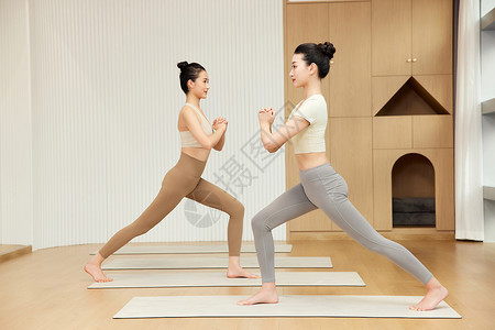 女生房间教学瑜伽练习的师生背景
