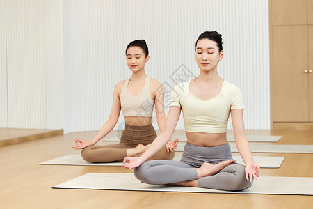 两个年轻女生一起瑜伽运动背景图片