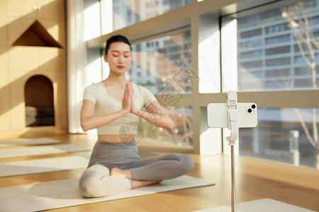 运动女生使用手机直播瑜伽背景图片