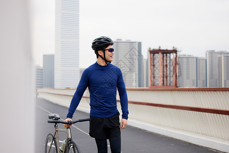 推着自行车走路的都市男性背景图片