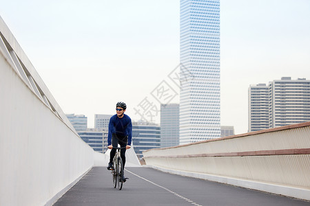 骑行锻炼的男性背景图片