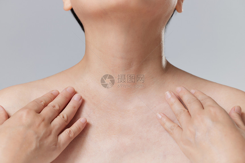 中年女性脖颈特写图片