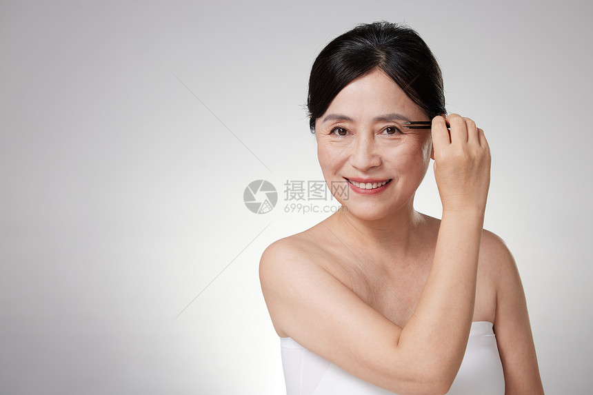 中年女性化妆画眉毛图片