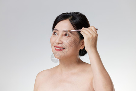 使用化妆刷的中老年女性护肤高清图片素材