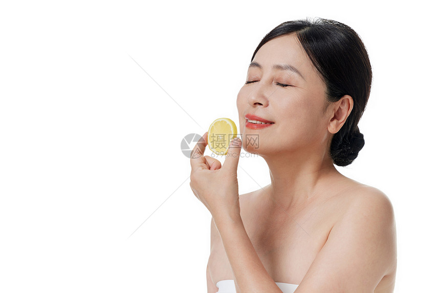 中年女性吃柠檬片图片
