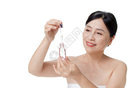 中年女性使用护肤品精华液图片