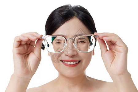 中年女性手拿近视眼镜高清图片