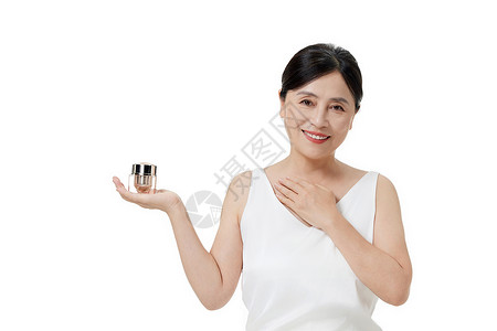 中年女性手拿护肤品图片