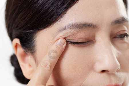 抗皱护肤中年女性眼角细纹特写背景