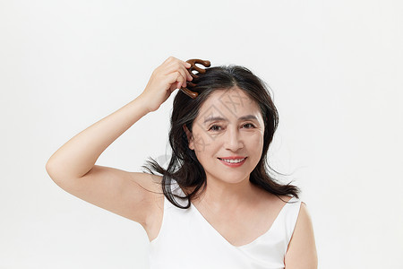 中老年妈妈中年女性用按摩梳护理头皮背景