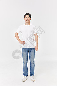 穿牛仔裤的男性站立形象图片