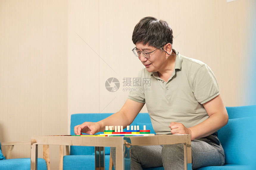 在养老院独自玩积木的老人图片