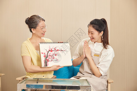 母亲的白发护工鼓励老年人绘画背景
