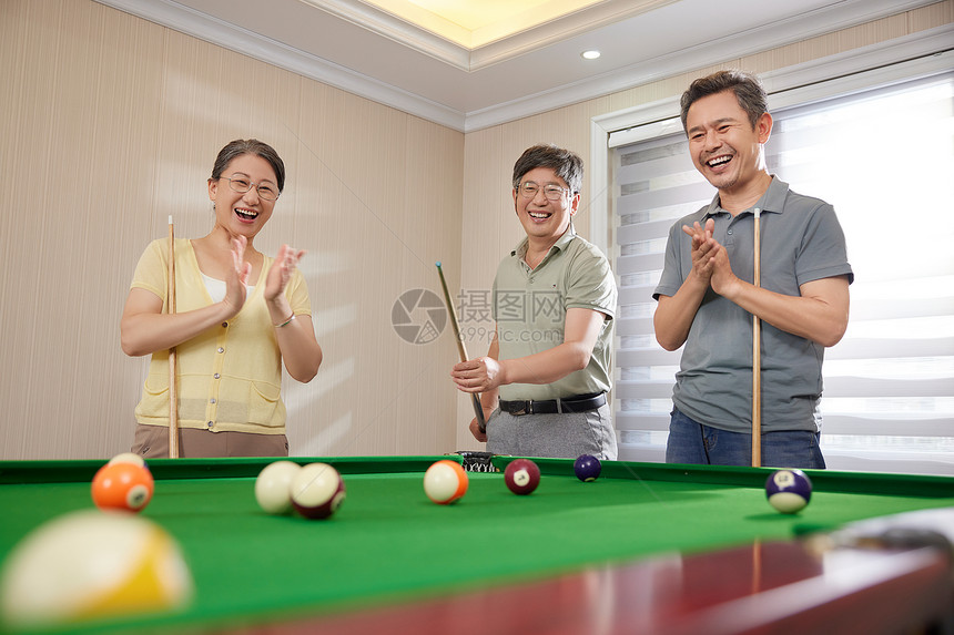 老年活动室打桌球开心的人们图片