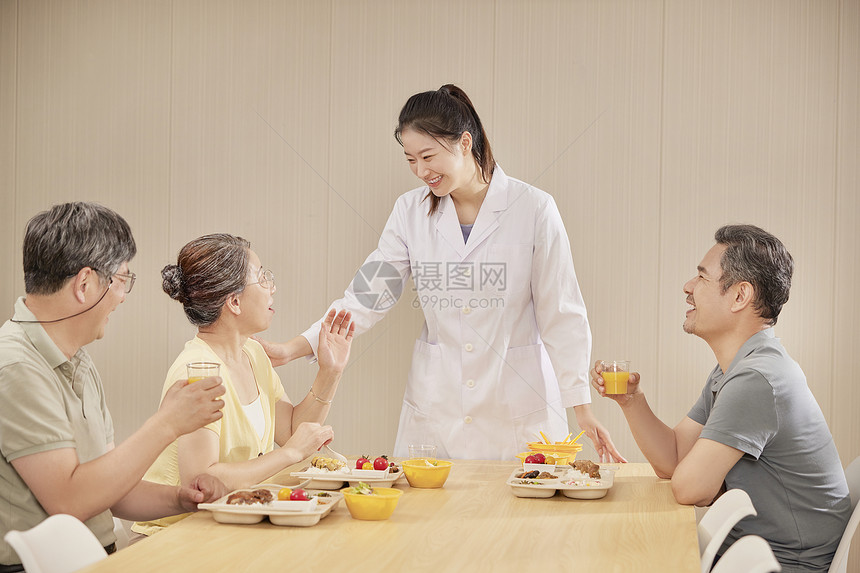 营养师照顾老人饮食图片