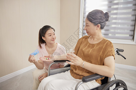 中年母女养老院照顾老人吃药的护工背景