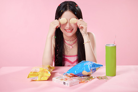 粉色背景手拿零食的美少女背景图片