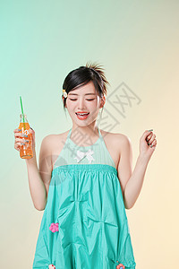 夏日喝汽水的女性图片