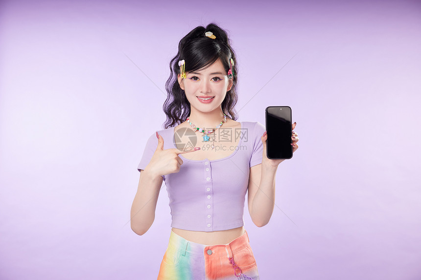 紫色背景女生手指手机屏幕图片