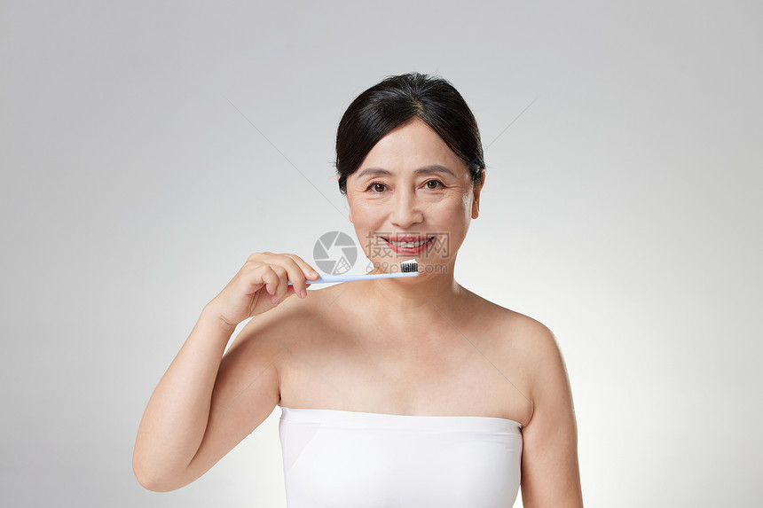 刷牙的中年女性图片