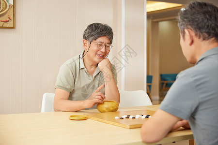 在棋牌活动室下棋的老人高清图片