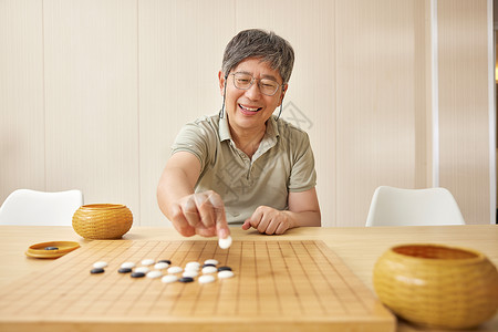 在活动室下棋的老人高清图片