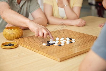 在活动室下棋的老人高清图片