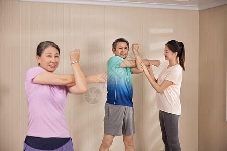 武术教练养老院老人在教练指导下锻炼运动背景
