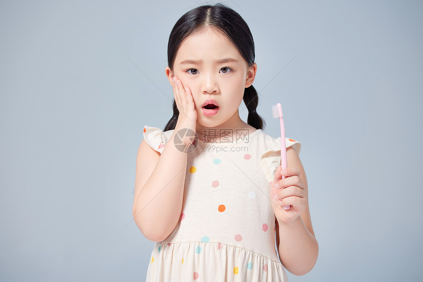 小女孩刷牙时疼痛图片
