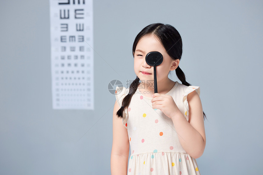 在做视力检查的小女孩形象图片